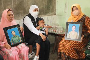 Gubernur Khofifah Kuatkan Anak dan Keluarga Sertu Eka