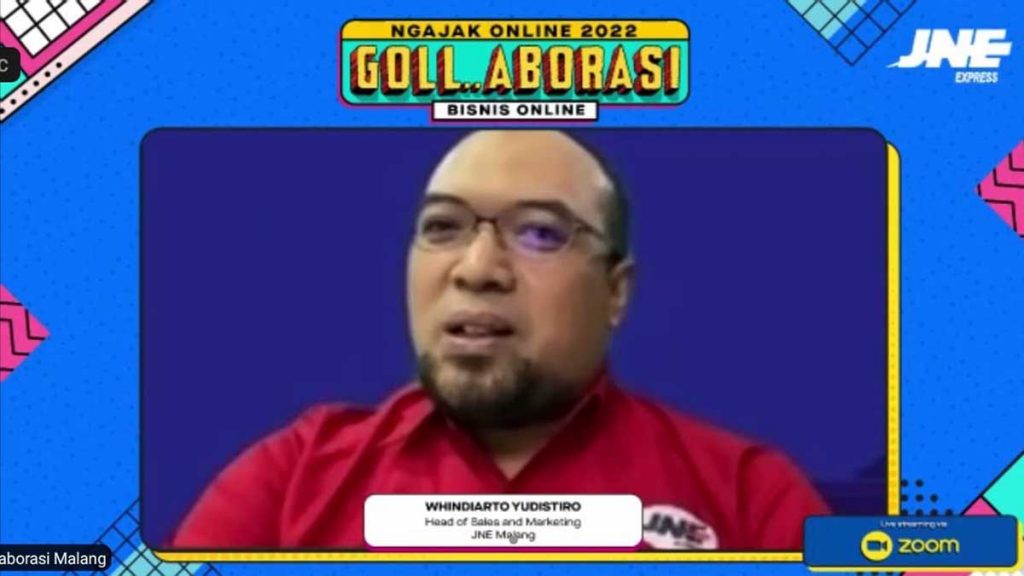 Head of Sales and Marketing JNE Malang, Whindiarto Yudistiro menjelaskan, bentuk komitmen layanan bagi UMKM. (rhd) - Manfaatkan Transformasi Digital, JNE 'Ngajak Online' UMKM Kembangkan Bisnis - Hadirkan Solusi Jitu Kembangkan