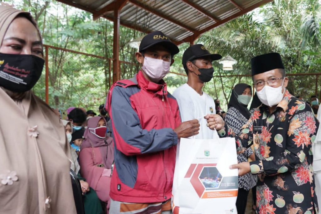 Penyapu jalan dan pekerja di TPA memperoleh bingkisan dari Pemkot Batu.