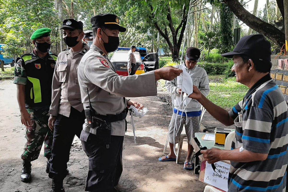 Petugas memberikan masker kepada pelanggar prokes di Terminal Madyopuro.