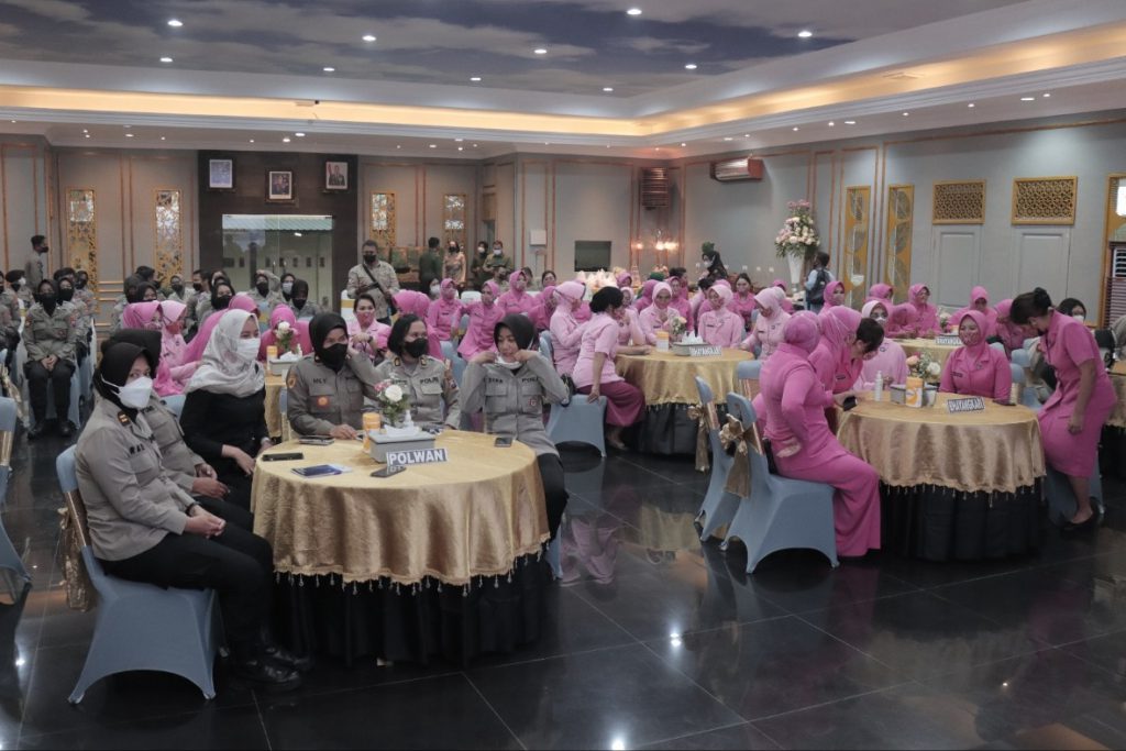 Ibu-ibu Bhayangkari Polresta Malang Kota, menyimak pemaparan pemateri dari PWI Malang Raya
