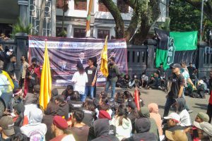 Ilustrasi beberapa aksi aktivis mahasiswa menuntut penolakan 3 periode dan penurunan harga bahan pokok. (jaz) - Ironi Masalah Klasik Aktivis, Antara Pergerakan dan Nilai Akademik