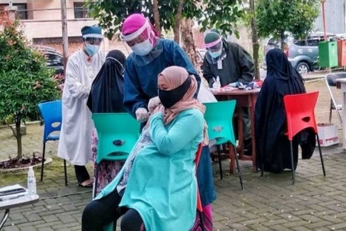 Ilustrasi ibu hamil yang mendapatkan vaksinasi. (jaz) - Vaksin Booster Ibu Hamil Harus Rekomendasi Dokter Kandungan