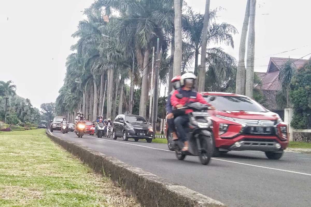 Ilustrasi kendaraan bermotor melewati kawasan Jalan Idjen. (jaz) - Tips Mudik Sehat Sampai Tujuan Menurut Dinkes