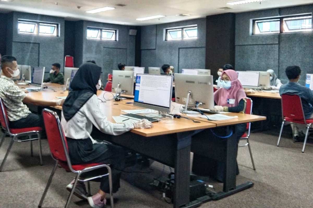 Ilustrasi mahasiswa sedang mengikuti UTBK tahun lalu di UB. (jaz) - Tips Hadapi Ujian UTBK di Depan Mata