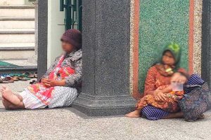 Ilustrasi pengemis di pinggir jalan. (rhd) - Awas Beri Uang ke Pengemis Bakal Dikenai Sanksi