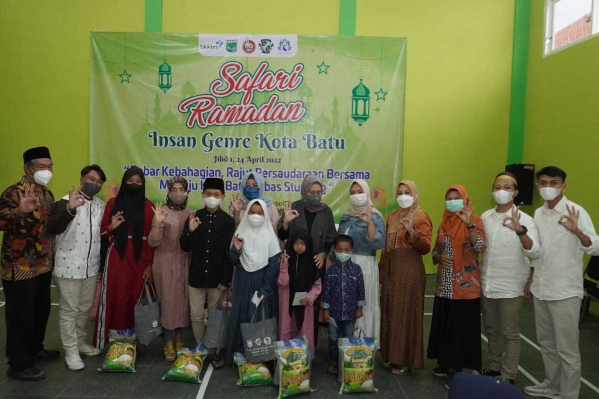 Insan GenRe Kota Batu berbagi dengan sesama. (ist) - Insan GenRe Kampanyekan Batu Bebas Stunting - Gelar Safari Ramadan