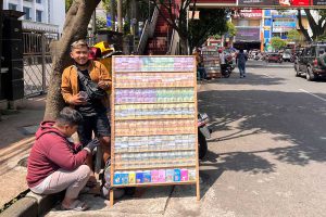 Jasa penukaran uang baru di sekitar Alun-Alun Kota Malang. (ws5) - Pakai Jasa Penukaran Uang Baru Jelang Ramadan, Seperti Apa Hukumnya?