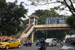 Jembatan Penyebrangan Orang (JPO) Alun-Alun Kota Malang, yang menjadi tempat buang hajat sembarangan. (ws5) - Ceceran Kotoran Manusia di JPO Alun-Alun Malang, Wawali: Pelakunya ODGJ. Ada Rekamannya