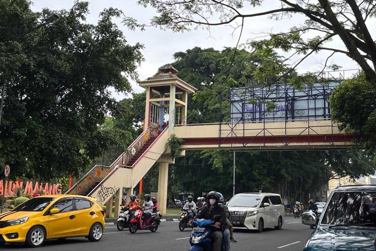 Jembatan Penyebrangan Orang (JPO) Alun-Alun Kota Malang, yang menjadi tempat buang hajat sembarangan. (ws5) - Ceceran Kotoran Manusia di JPO Alun-Alun Malang, Wawali: Pelakunya ODGJ. Ada Rekamannya