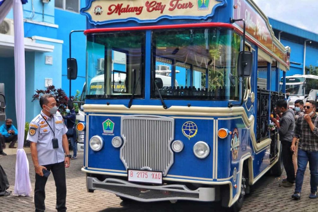 Kabid Angkutan Dishub Kota Malang, Sony Bachtiar melihat Bus Macyto. (jaz) - Akhirnya Macyto Bisa Mengaspal untuk Publik Tiap Sabtu-Minggu