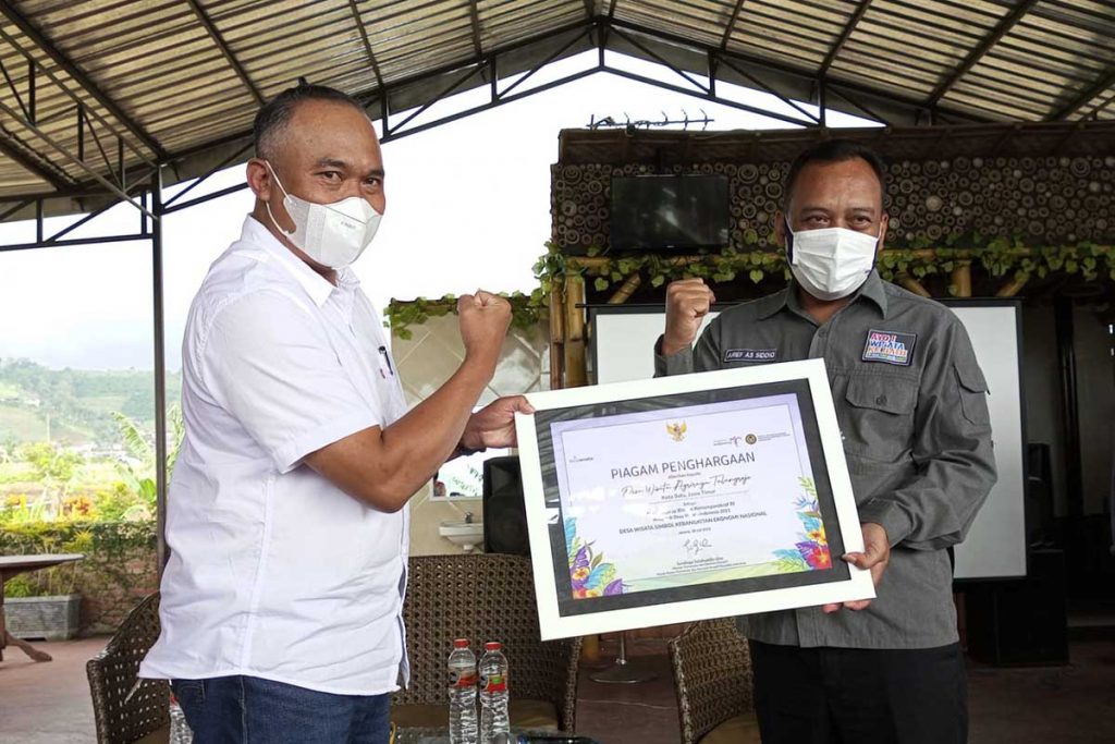 Kades Tulungrejo Suliono, saat menerima penghargaan 300 besar ADWI 2021. (dik) - Maju dalam Kontes ADWI 2022, Desa Tulungrejo Tonjolkan Wisata Hidden Gems