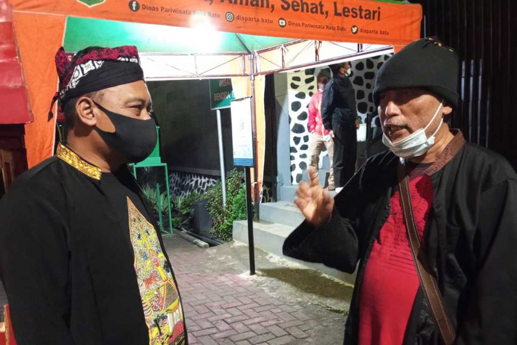Kadis Pariwisata Batu berdialog dengan Budayawan senior Slamet Henkus. (dik) - DPRD dan Budayawan Dukung Sendratari Arjuna Wiwaha Jadi Seni Ikonik Batu