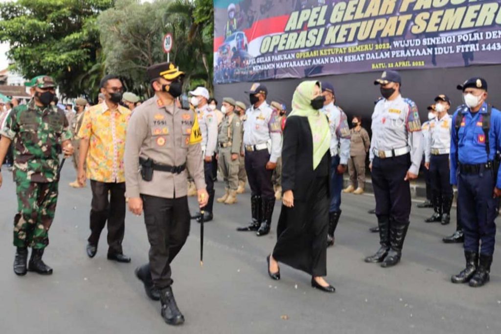 Kapolres Batu didampingi Wali Kota Batu saat meninjau kesiapan pasukan. (ist) - Gelar Pasukan Pengamanan Libur Lebaran, Kapolres Batu Siapkan Berbagai Strategi
