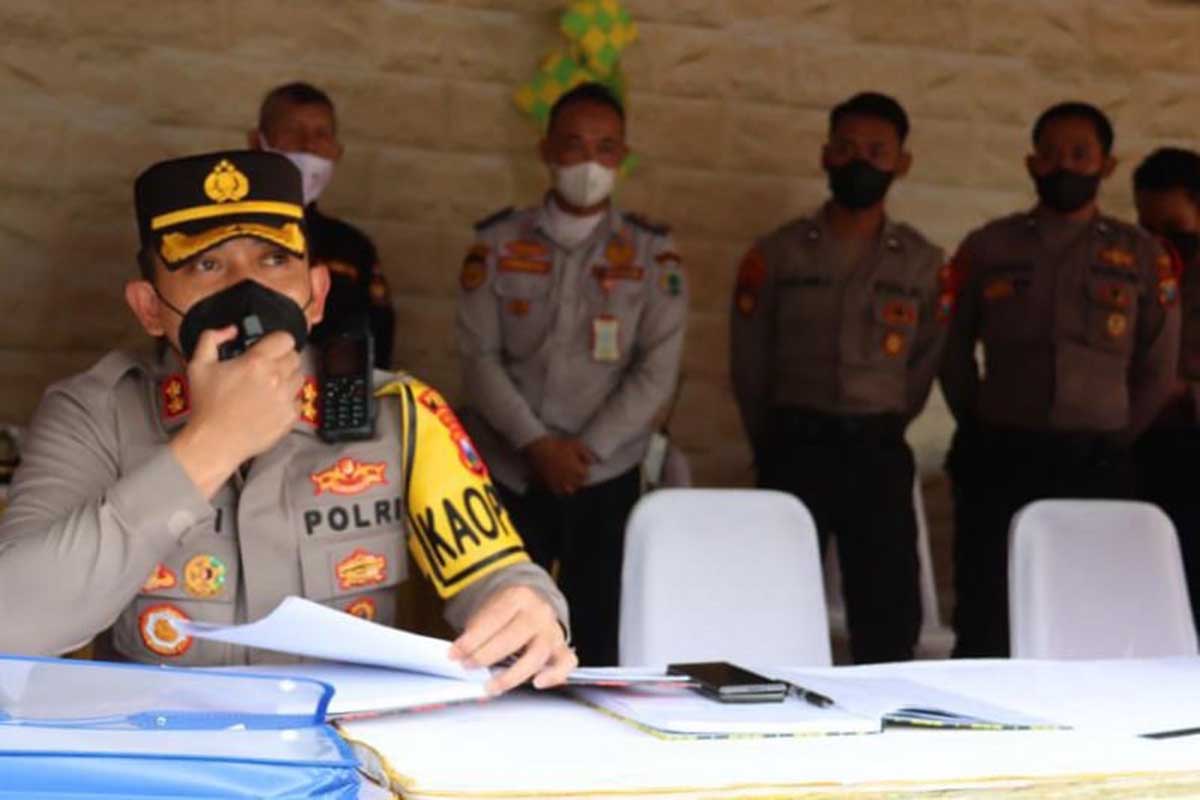 Kapolres Batu memberikan instruksi di Pos Pam Operasi Ketupat Semeru 2022. (ist) - Sidak Pos Pengamanan dan Pelayanan, Kapolres Ingin Pastikan Petugas Tetap Siaga
