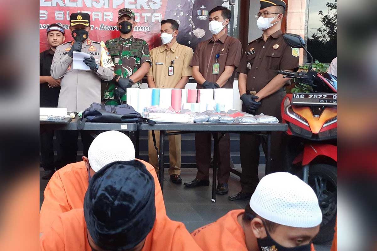 Kapolres Blitar Kota, AKBP Argowiyono saat press release di Mapolresta Blitar. (Memo X/fjr) - Tiga Pemuda Pengedar Mercon di Blitar Diamankan - Polisi Sita 6 Kilogram Bahan Peledak