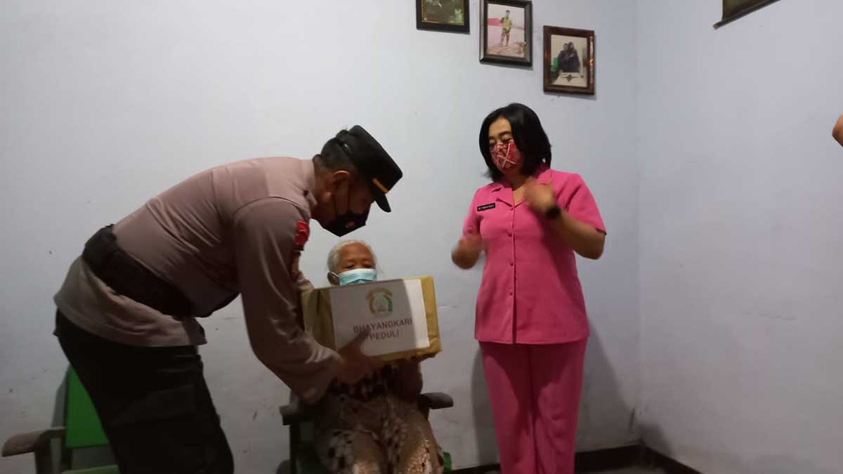 Kapolsek Pagu bersama Ketua Ranting Bhayangkari Polsek Pagu menyerahkan apresiasi kepada Mbah Poninten di kediamannya, Senin (25/4/2022) sore. (Memo X/im-ji) - Polsek Pagu Apresiasi Mbah Poninten si Pelawan Jambret