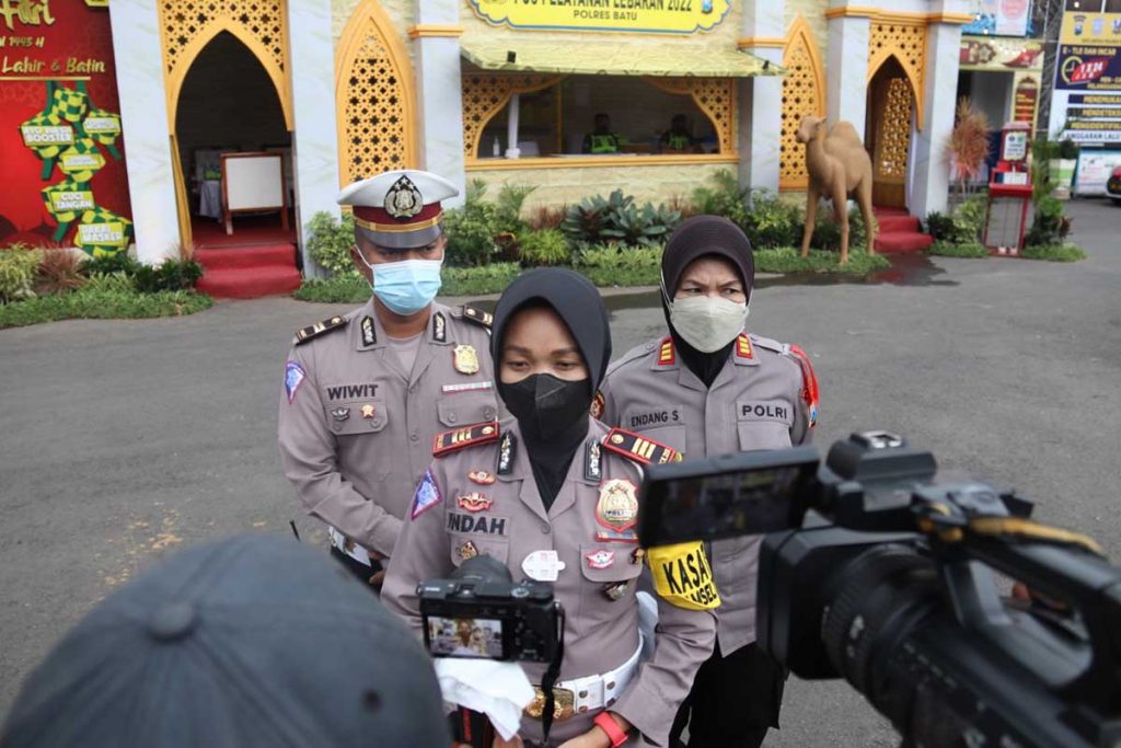 Kasat lantas Polres Batu AKP Indah Citra Fitriani, saat memberikan keterangan kepada awak media. (ist) - Pos Pelayanan Polisi alun -alun Kota Batu, Favorit Pemudik dan Wisatawan