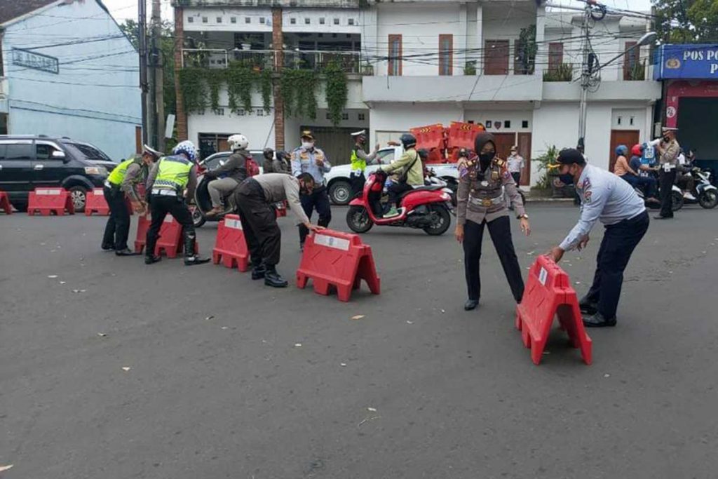 Kasatlantas Polres Batu, AKP. Indah bersama petugas Dishub Batu memasang rambu portabel. (ist) - Satlantas Polres Batu, Simulasikan Pengalihan Arus dan Sosialisasi Jalur Alternatif