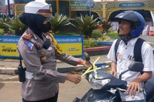 Kasatlantas Polres Batu memasang Janur Kuning pada motor pelanggar. (ist) - Giliran Pelanggar Lalin di Batu Dapat Janur Kuning dari Polantas