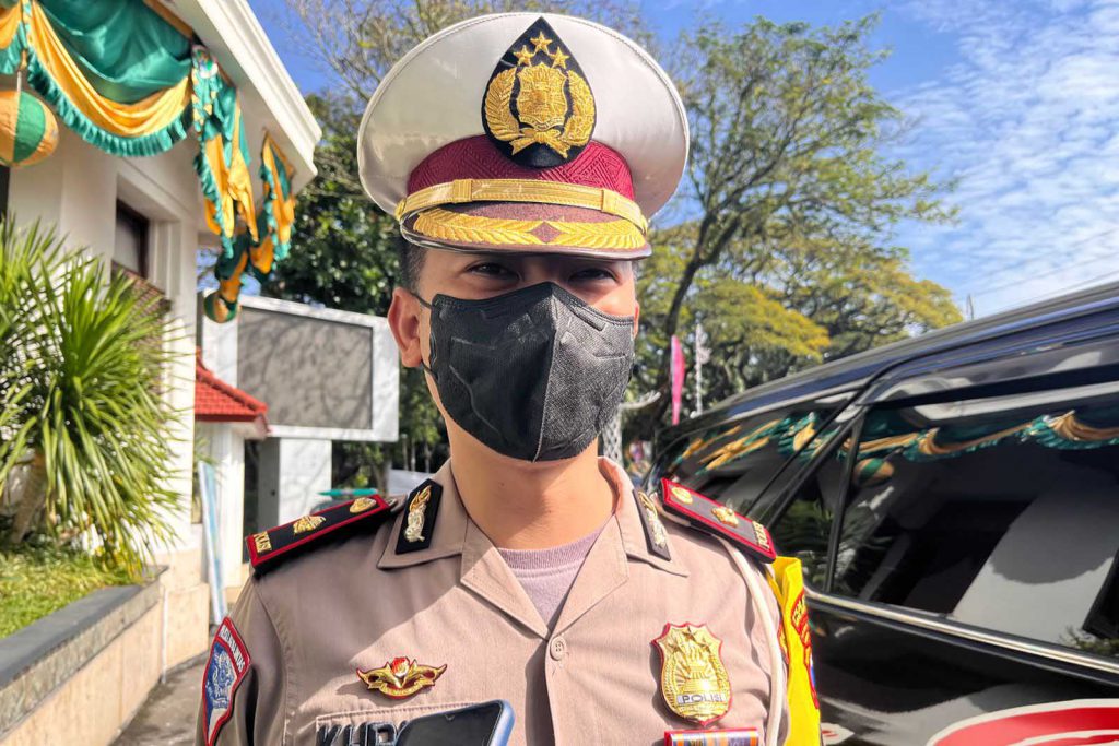Kasatlantas Polresta Malang Kota, Kompol Yoppi Anggi Khrisna, saat menjawab pertanyaan awak media. (ws5) - Akses Jembatan Tunggulmas Ditutup, Pengguna Jalan Tetap Terobos