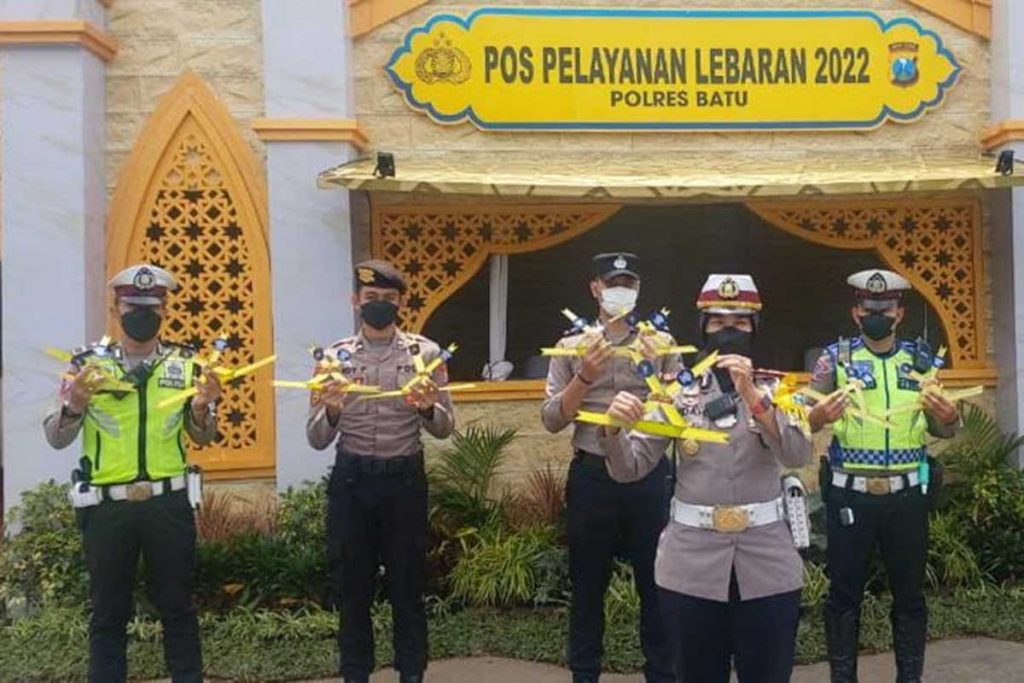 Kasatlantas polres Batu, AKP Indah Fitriani dan anggotanya. (ist) - Giliran Pelanggar Lalin di Batu Dapat Janur Kuning dari Polantas