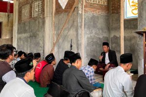 Kegiatan dizikir bersama setelah salat berjamaah. (ws5) - Sejarah Berdirinya Pesantren Rakyat Al-Amin Sumberpucung