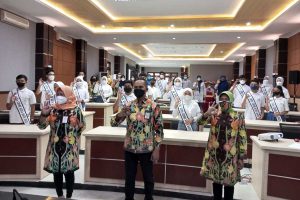 Kepala DP3AP2KB Kota Batu bersama 20 Finalis Duta GenRe 2022 Kota Batu. (dik) - 20 Finalis Duta GenRe Kota Batu Bersaing Menuju Grand Final