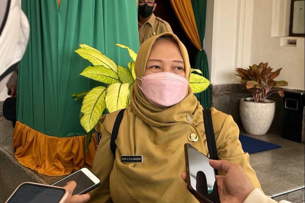 Realokasikan Anggaran Belanja Tidak Terduga Untuk Percepatan Perbaikan Jalan Berlubang 1 Kepala DPUPRPKP Kota Malang, Diah Ayu Kusumadewi, saat menjawab pertanyaan awak media. (ws5) - Realokasikan Anggaran Belanja Tidak Terduga Untuk Percepatan Perbaikan Jalan Berlubang