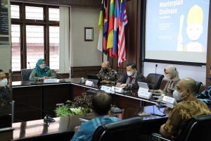 Kepala DPUPRPKP Kota Malang (baju hijau) berdiskusi dengan jajaran FT UB. (ist) - Pemkot Malang Gandeng UB Susun Masterplan Drainase, Target Rampung Delapan Bulan