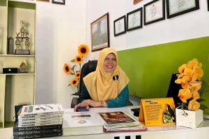 Kepala MTs NU Pakis, Dr Najmah SPd MPd, saat ditemui oleh SERU.co.id. (ws5) - Perjalanan MTs NU Pakis dalam Meraih Prestasi Gemilang