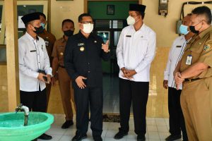 Kepala SMKN 3, Drs. Rofiq Suyudi Mpd (baju putih kanan) saat menerima sidak Bupati Tulungagung Maryoto Birowo - SMKN 3 Boyolangu Tulungagung Siap Gelar PTM Secara Penuh