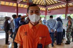 Kepala kantor Pos Batu, Dadang Indrawan. (dik) - Jelang Lebaran, Pengiriman Paket Via Kantor Pos Batu, Meningkat 30 Persen