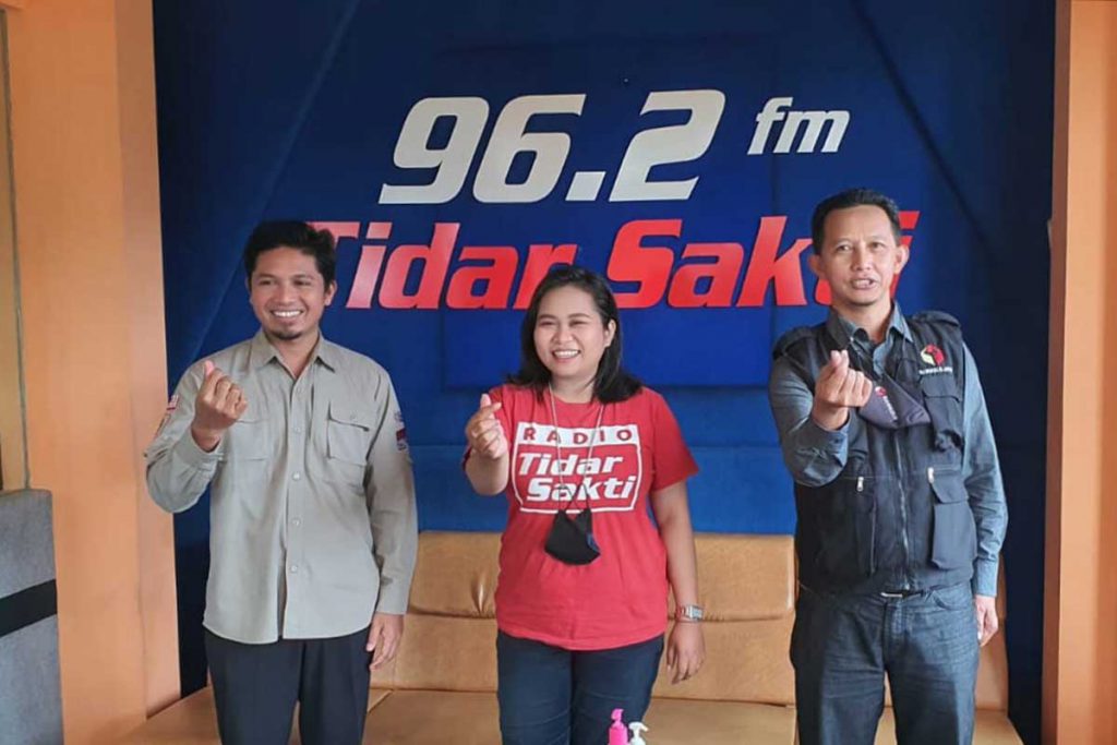 Ketua Bawaslu Batu dan Ketua KPU Batu dalam sebuah acara talkshow di media radio. (ist) - Bawaslu RI Genap Berusia 14 Tahun, Ini harapan KPU Batu dan Bawaslu Batu