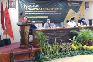 Ketua Bawaslu Kota Malang, Alim Mustofa menjelaskan penyelanggaraan sosialisasi pengawasan partisipatif. (jaz) - Bawaslu Kota Malang Jalin Media dalam Pengawasan Pemilu 2024