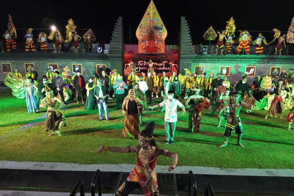 Ketua DPRD, Komisi B, dan Budayawan berbaur untuk menarikan tari khas Sendratari Arjuna Wiwaha. (dik) - DPRD dan Budayawan Dukung Sendratari Arjuna Wiwaha Jadi Seni Ikonik Batu