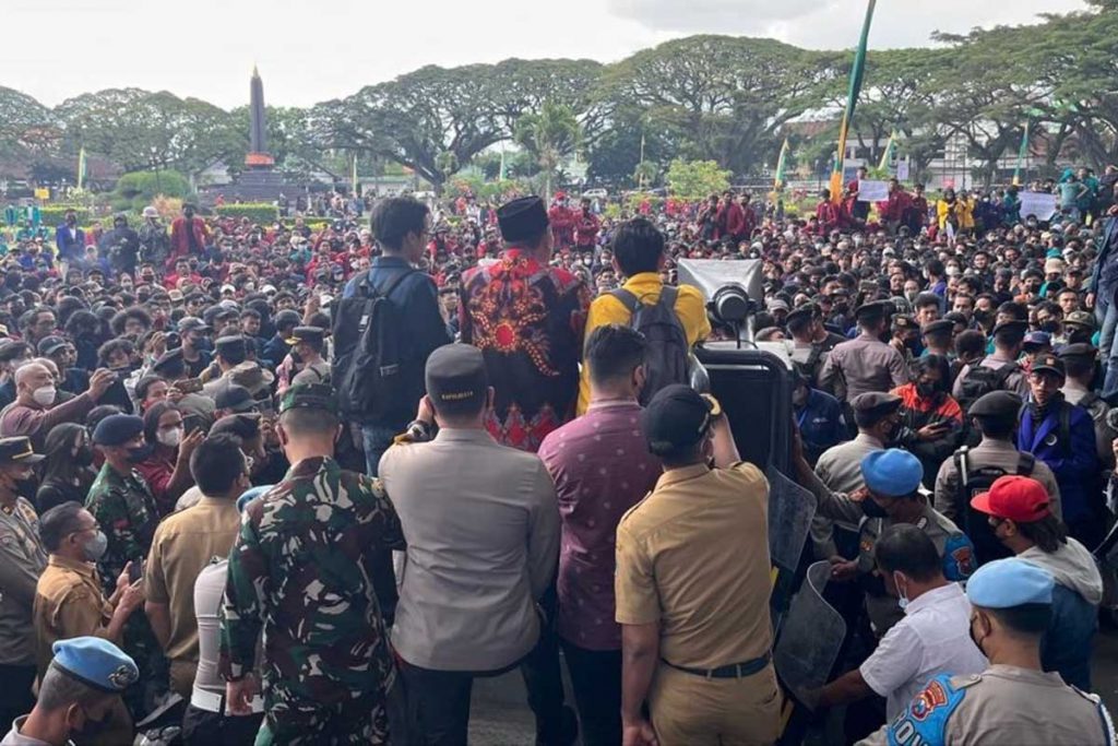 Ketua DPRD Kota Malang, I Made Rian Diana Kartika, saat menemui massa aksi. (ws5) - Aksi Damai Mahasiswa, Ketua DPRD Kota Malang Sepakati Berbagai Tuntutan