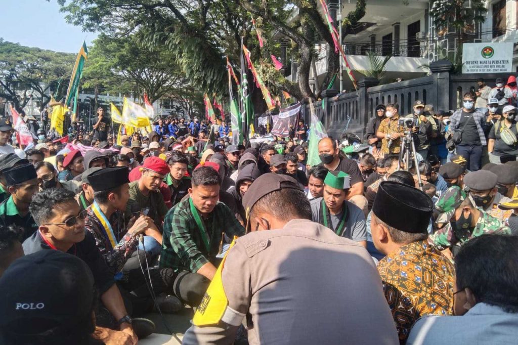 Ketua DPRD Kota Malang, bersama Kapolresta Makota dan Dandim 0833 menemui aksi dengan duduk. (jaz) - Aksi Damai Mahasiswa, DPRD: Tidak Ada yang Didiskusikan, Semua Sudah Final