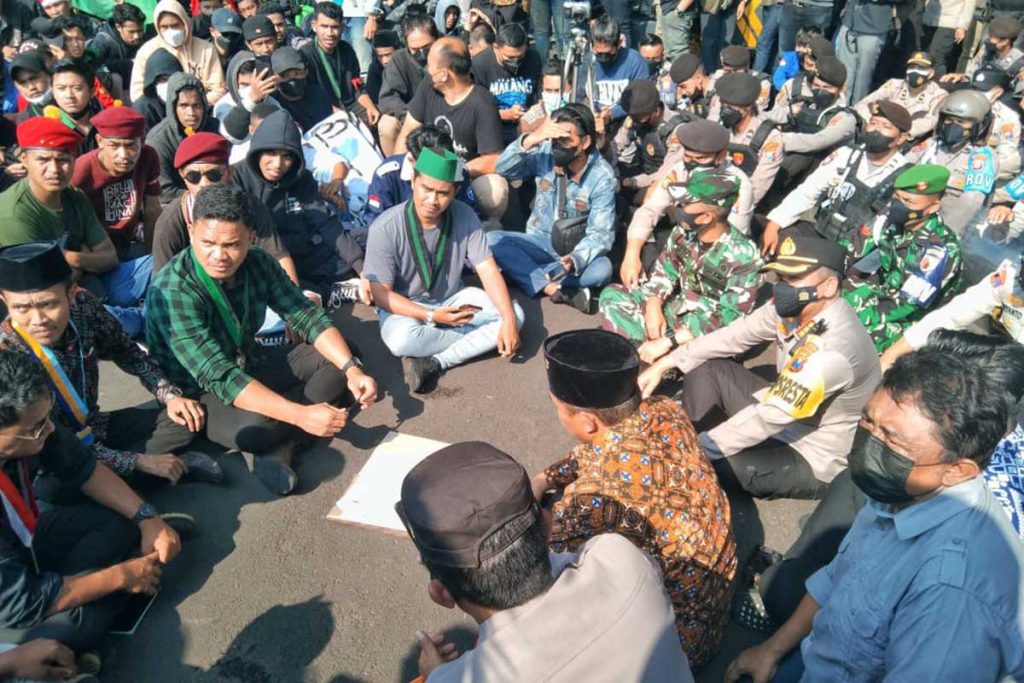 Ketua DPRD Kota Malang, dan forkopimda menemui pendemo bakal merealisasikan tuntutan. (jaz) - Penuhi Tuntutan Mahasiswa, Awasi Operasi Pasar Hingga Jelang Idul Fitri
