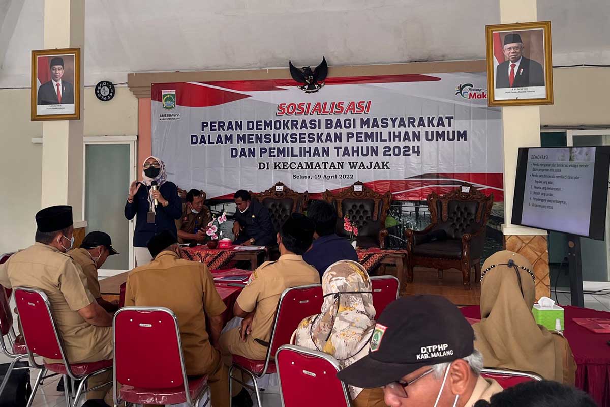 Ketua KPU Kabupaten Malang, Anis Suhartini saat menyampaikan materi sosialisasi di depan tokoh masyarakat. (ws5) - Jelang Pemilu 2024, Sosialisasi Mulai Digelar Pemkab Malang