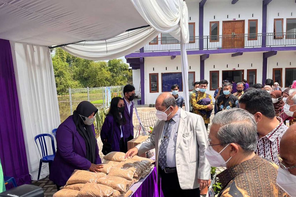 Ketua LLDIKTI Wilayah VII, Prof Dr Ir Soeprapto, saat meninjau langsung produk hasil laboratorium yang dikembangkan mahasiswa. (ws5) - Unitri Resmikan Lagi Science Techno Park, Sebagai Pusat Inovasi Mahasiswa