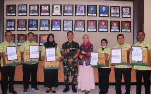 Dandim dan Ketua Persit 0833 bersama - Kodim 0833 Serahkan Bingkisan Lebaran Bagi Pengurus dan Kepala Sekolah Kartika Jaya