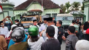 Komandan Kodim (Dandim) 0808 Blitar, Letkol Inf Didin Nasrudin Darsono menyerahkan bantuan kepada puluhan difabel yang tuna rungu, tuna netra, dan tuna wicara. (Memo X/fjr) - Kodim 0808 Blitar Gelar Santunan untuk Difabel dan Dhuafa - Gandeng BLC dan Baznas