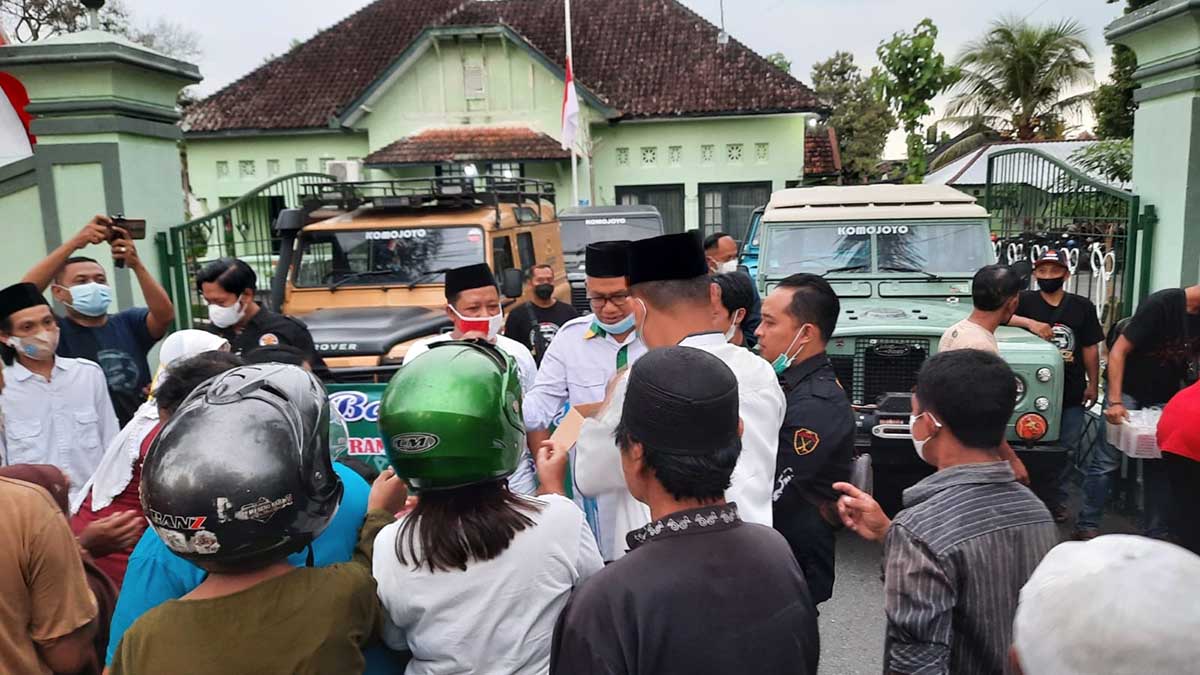 Komandan Kodim (Dandim) 0808 Blitar, Letkol Inf Didin Nasrudin Darsono menyerahkan bantuan kepada puluhan difabel yang tuna rungu, tuna netra, dan tuna wicara. (Memo X/fjr) - Kodim 0808 Blitar Gelar Santunan untuk Difabel dan Dhuafa - Gandeng BLC dan Baznas
