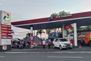 Kondisi antrian normal di salah satu SPBU, disela pengisian oleh truk tangki Pertamina. (jaz) - Pertamina Jamin Stok Aman di SPBU Hingga Rest Area