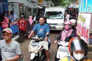 Kondisi kemacetan di depan los daging, pasar relokasi Batu. (dik) - Keluhan Kemacetan, Pedagang Pasar Relokasi Brantas Batu Zona Utara Butuh Solusi