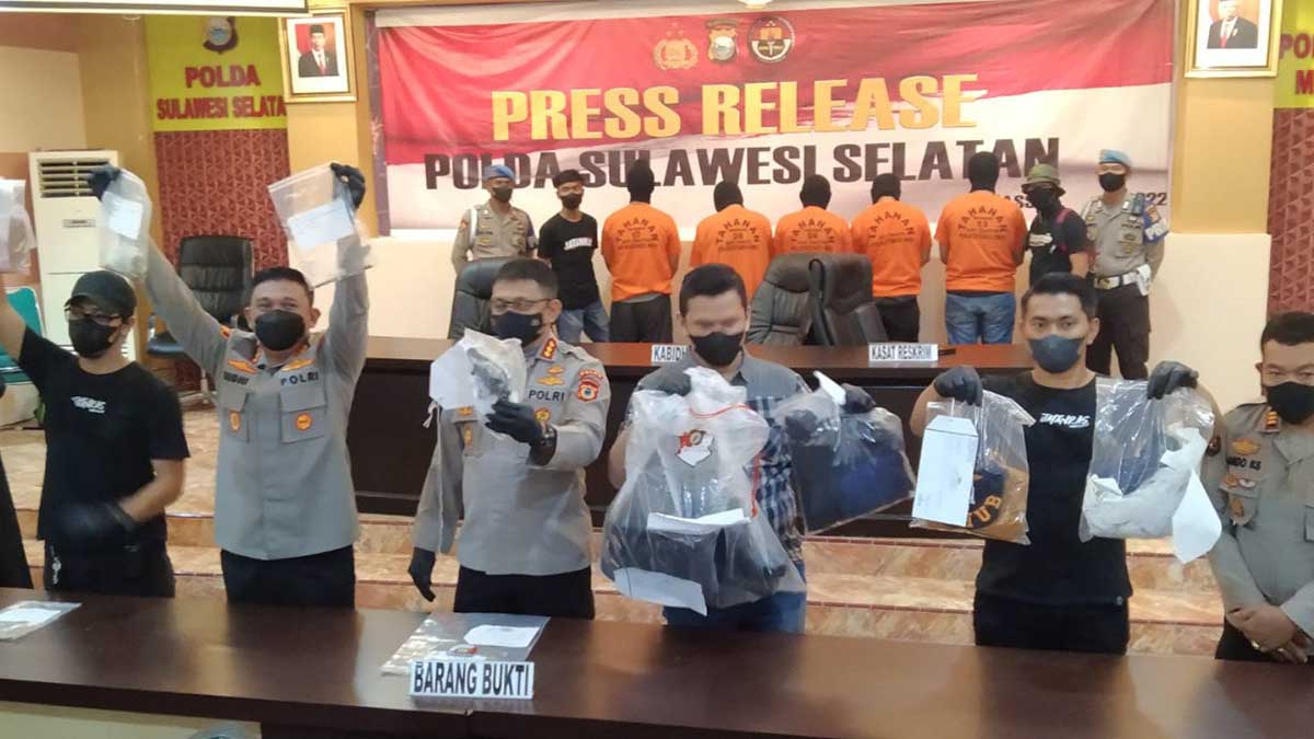 Konferensi pers kasus penembakan melibatkan Kasatpol PP Makassar. (ist) - Cinta Segitiga Kasatpol PP Makassar dan Pegawai Dishub Berujung Pembunuhan, Algojo Penembak Ternyata Polisi