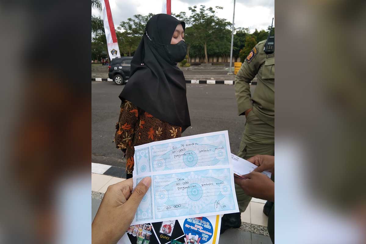 Korban penipuan berkedok tebus sembako murah. (Memo X/fjr) - IRT di Blitar Jadi Korban Penipuan Berkedok Tebus Sembako Murah