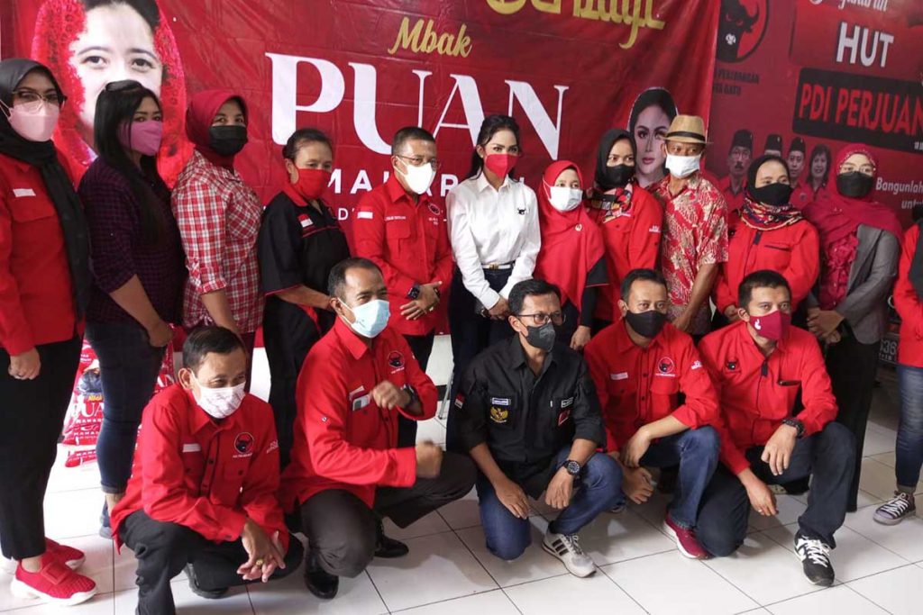 Krisdayanti bersama pengurus PDIP di kantor DPC Batu. (dik) - Reses, Krisdayanti Bagikan 1000 Paket Beras Untuk Warga Batu
