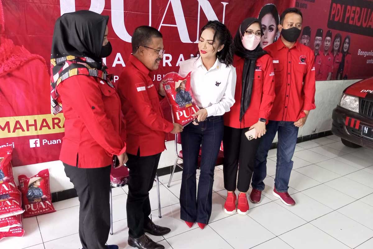 Krisdayanti menyerahkan beras untuk warga Batu yang membutuhkan. (dik) - Reses, Krisdayanti Bagikan 1000 Paket Beras Untuk Warga Batu
